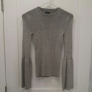 Gray bell sleeve long sleeve ribbed sweater